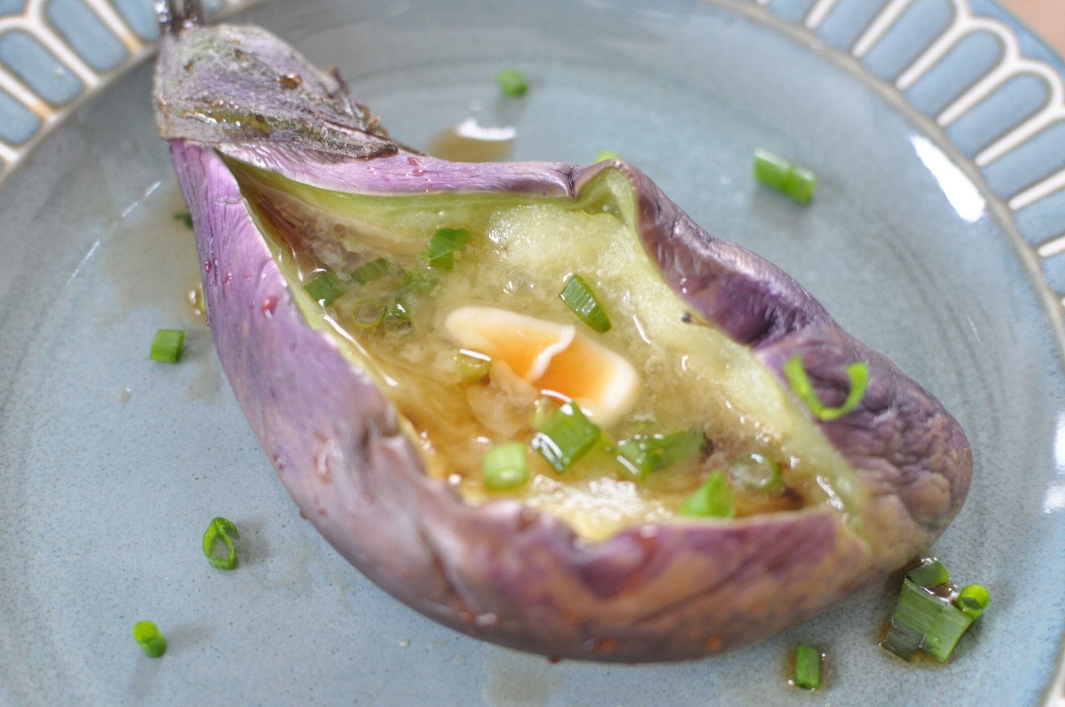 バタポンなすボートのバターがとろけ始めた様子