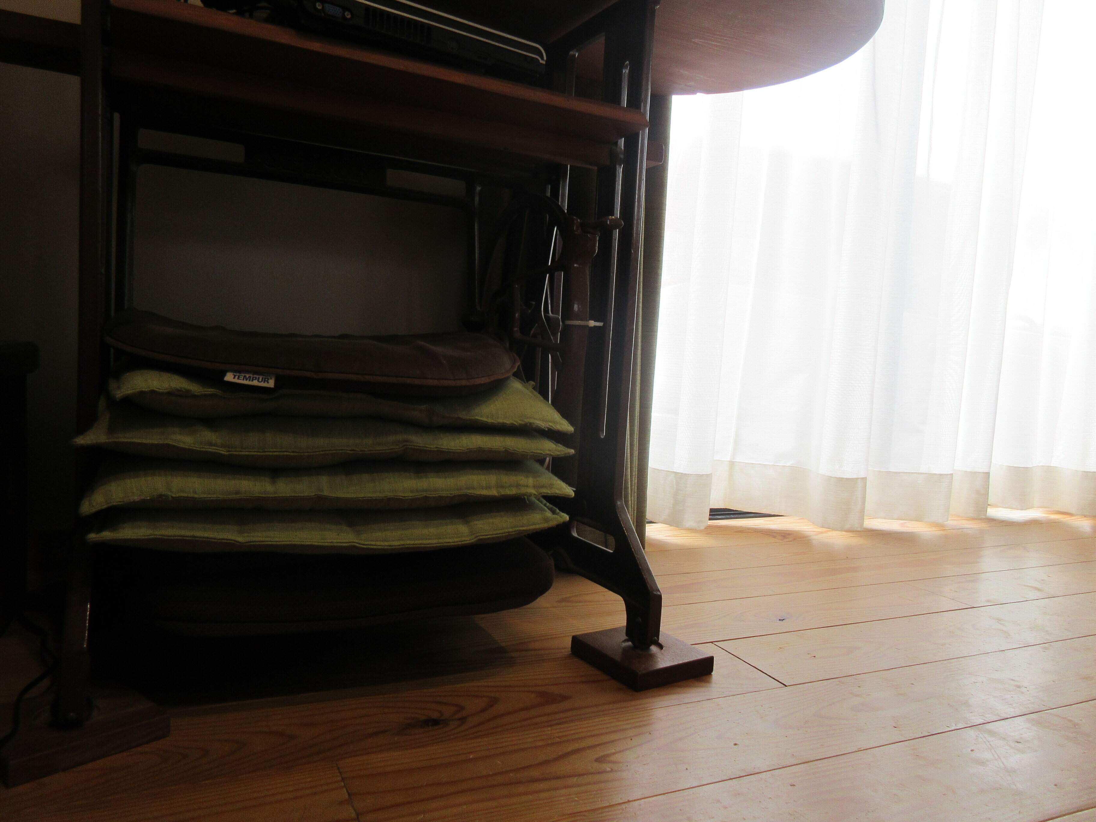 使わない時、掃除機をかける時は台の下の棚に重ねています。