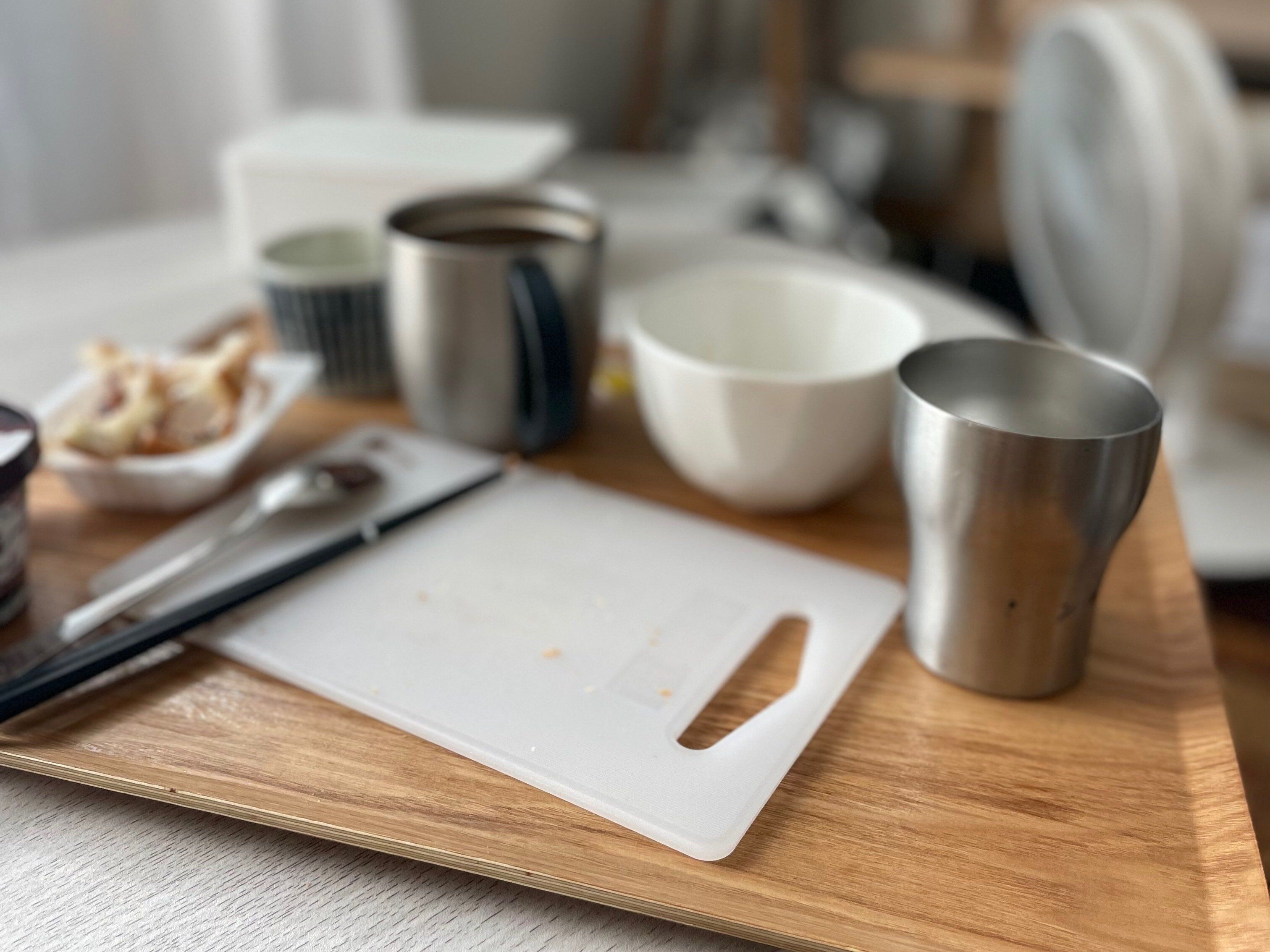 キッチンに持っていくものは大判トレーに載せて持っていく