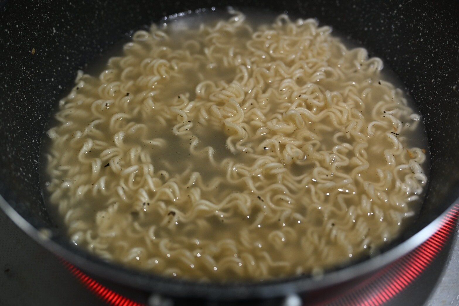 鍋に入ったゆでた麺