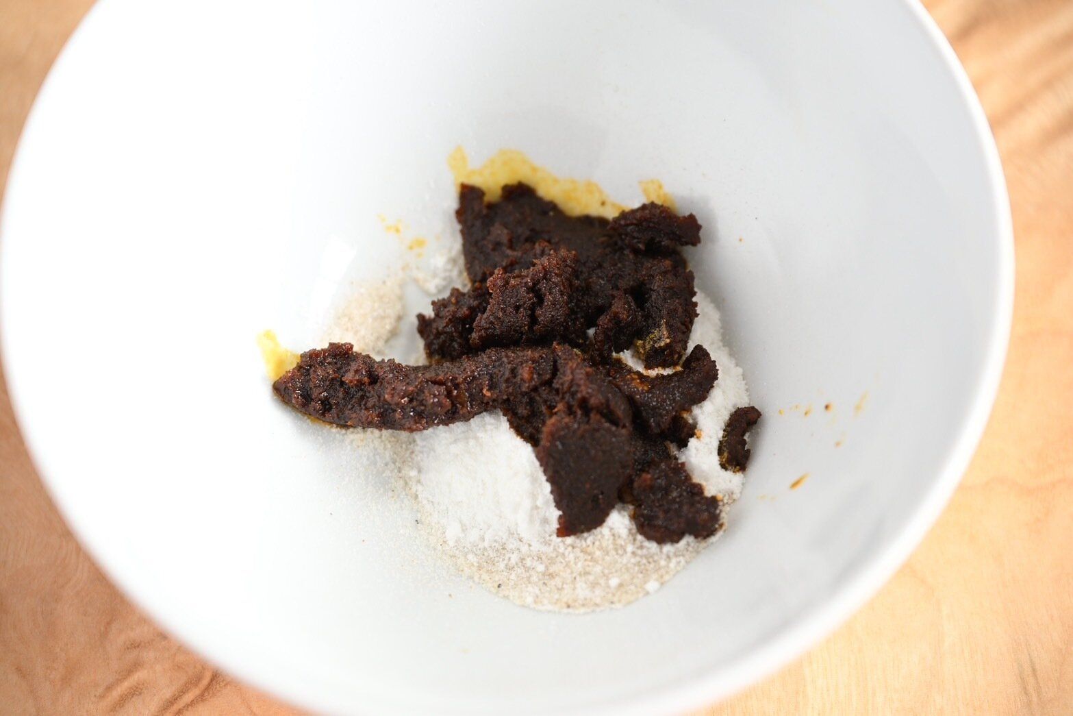 白い器に入った調味料