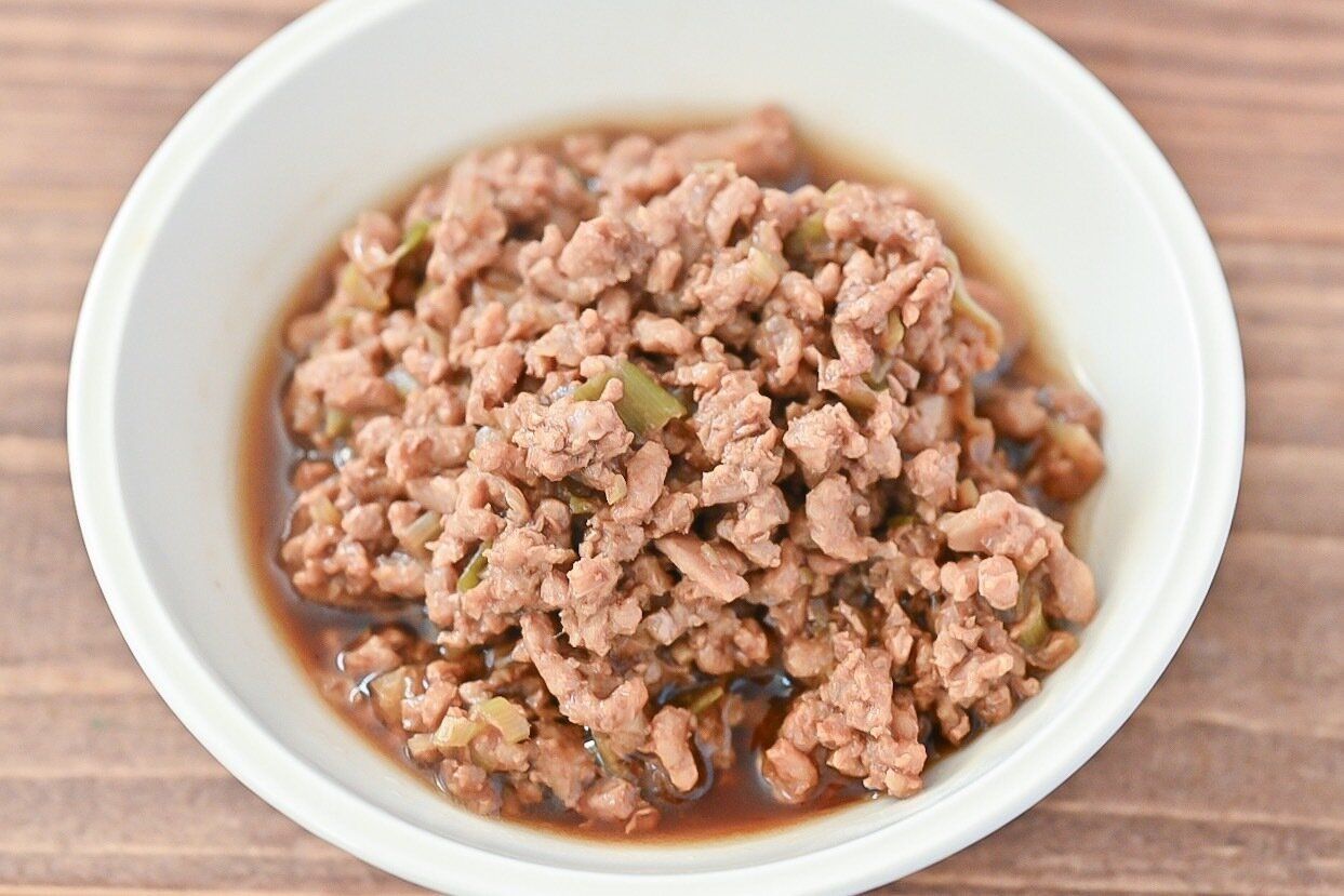 皿に入った豚ひき肉のルーロー飯