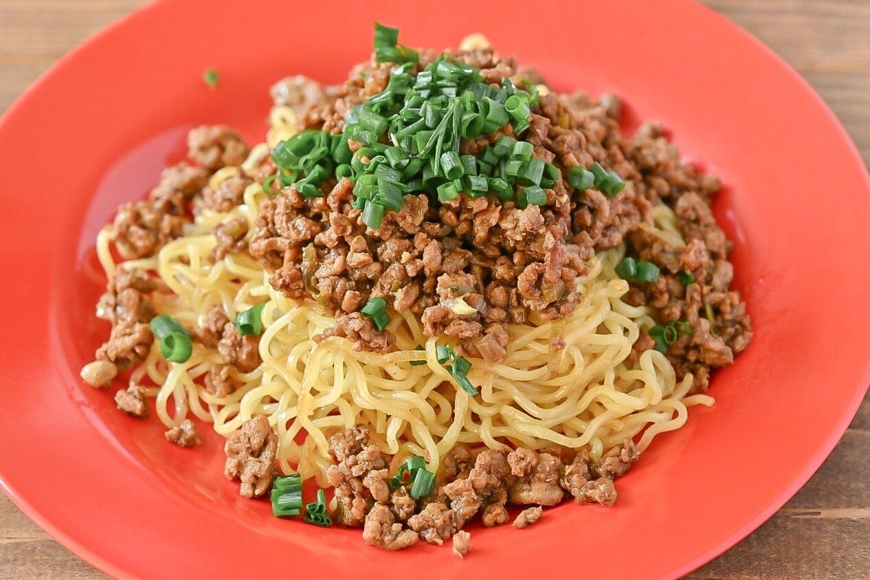 赤い皿に盛られたルーロー麺