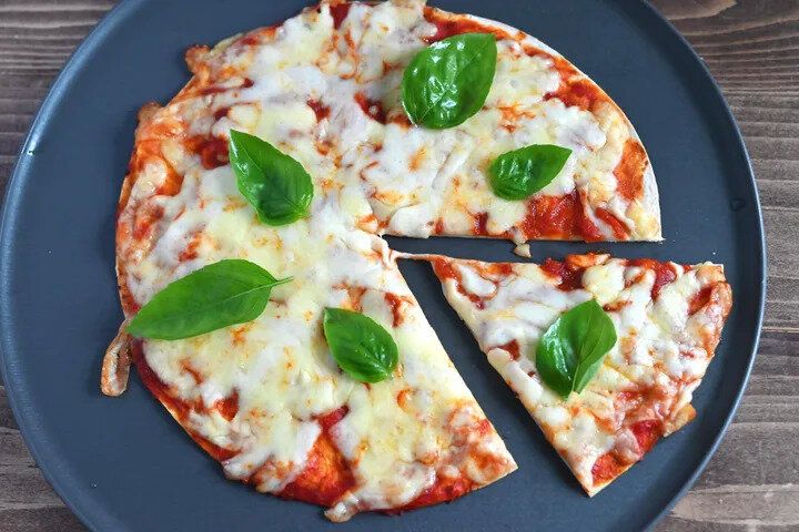 皿に盛られたトマトピザ