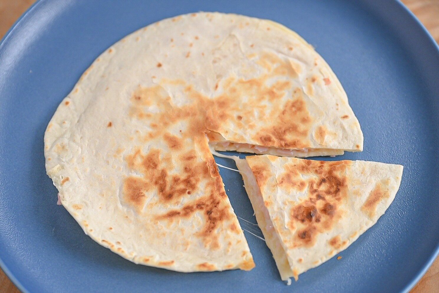 皿にのったケサディーヤ