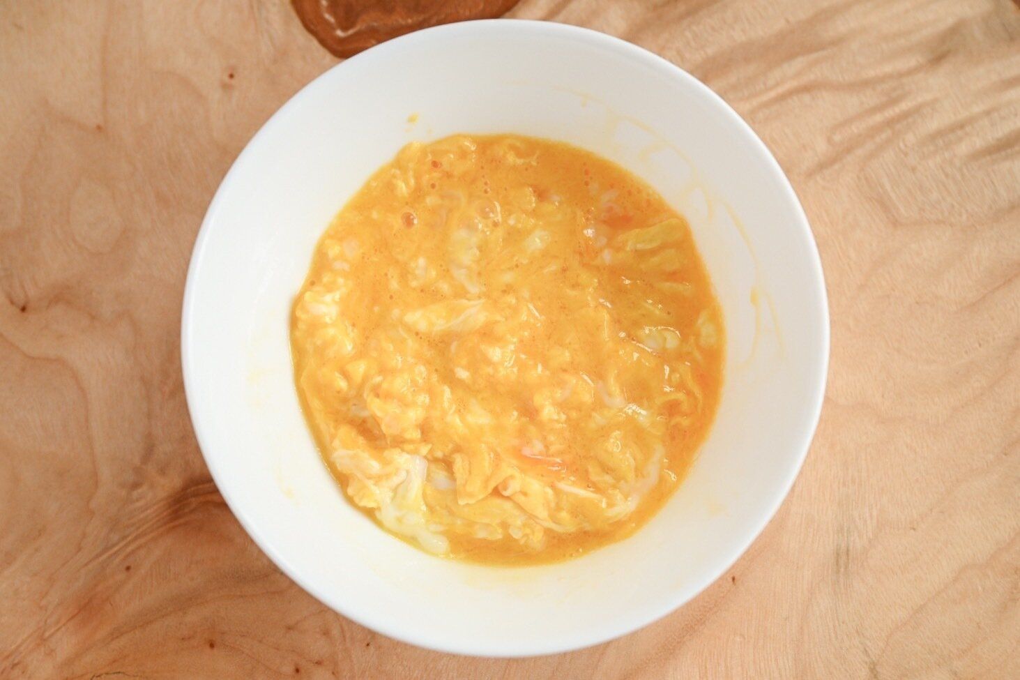 皿に盛られた加熱した溶き卵