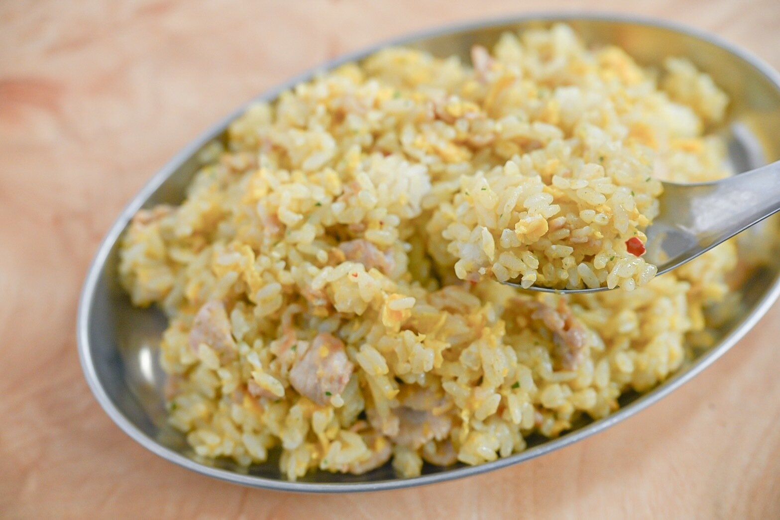 スプーンで持ち上げたチャーハン