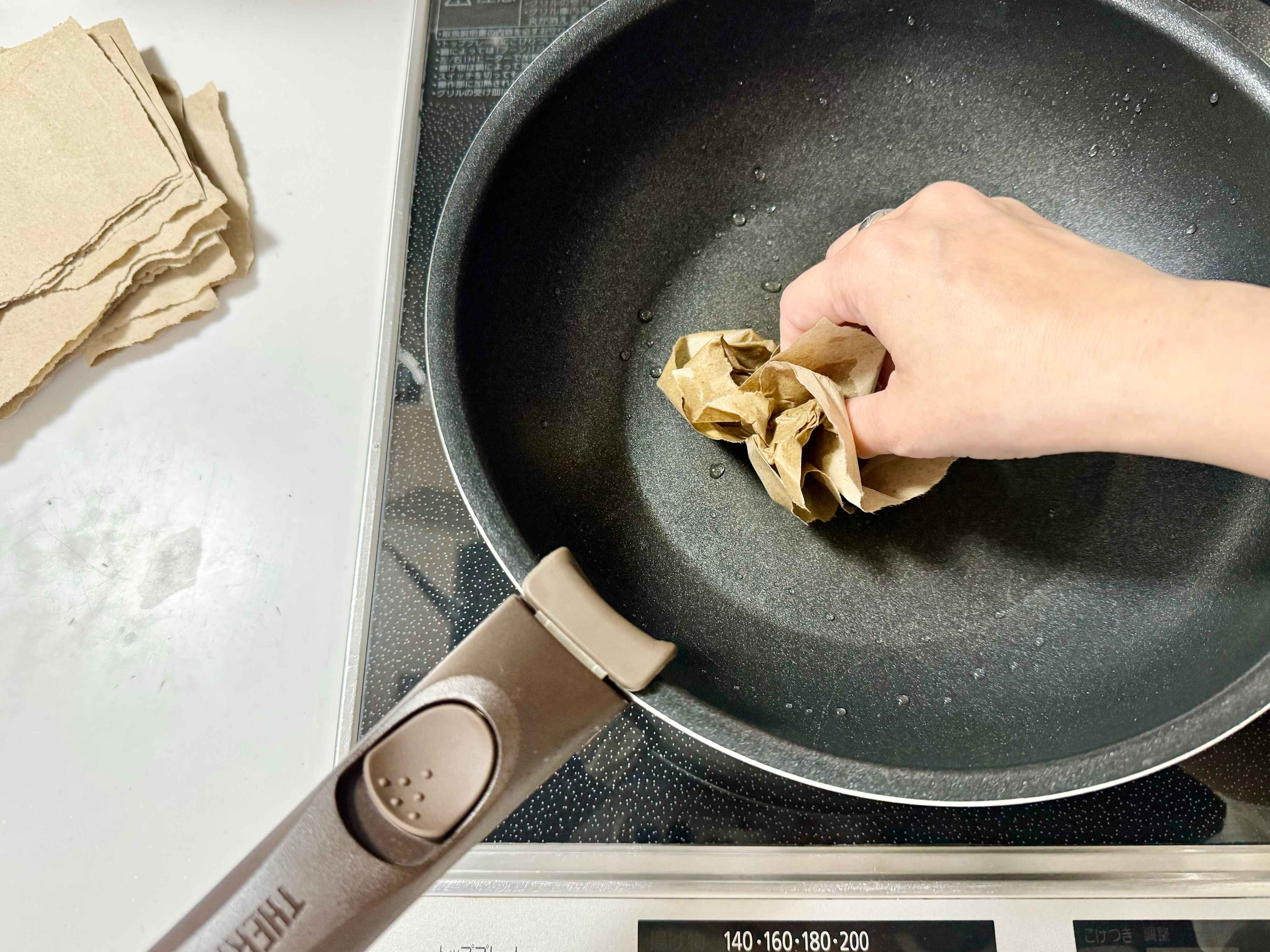 紙の緩衝材でフライパンの汚れ取り