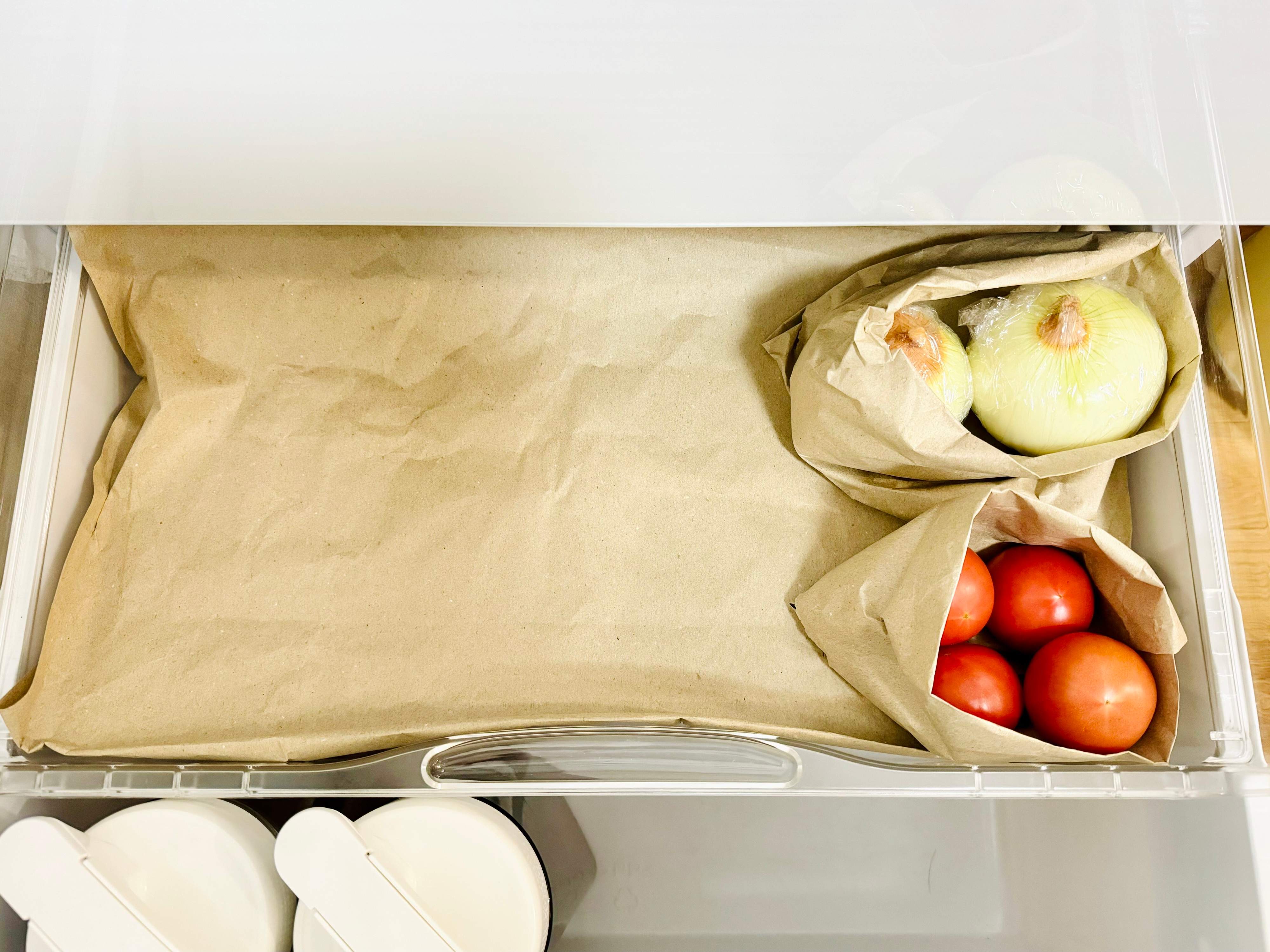 紙の緩衝材を冷蔵庫の野菜室に