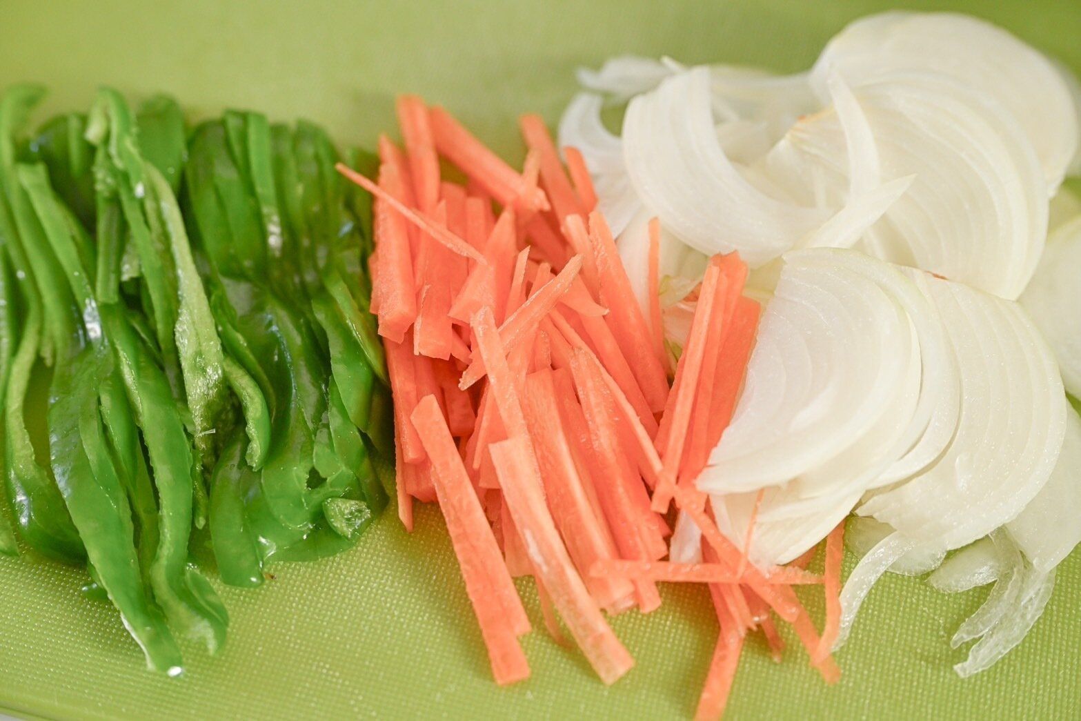 カットしたピーマン、にんじん、玉ねぎ