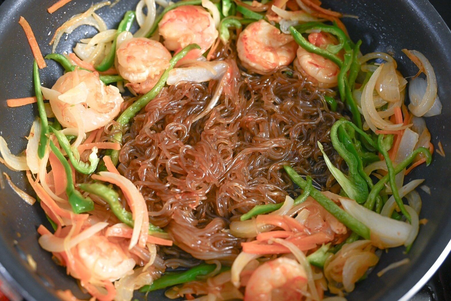 フライパンに入った作成中のチャプチェ