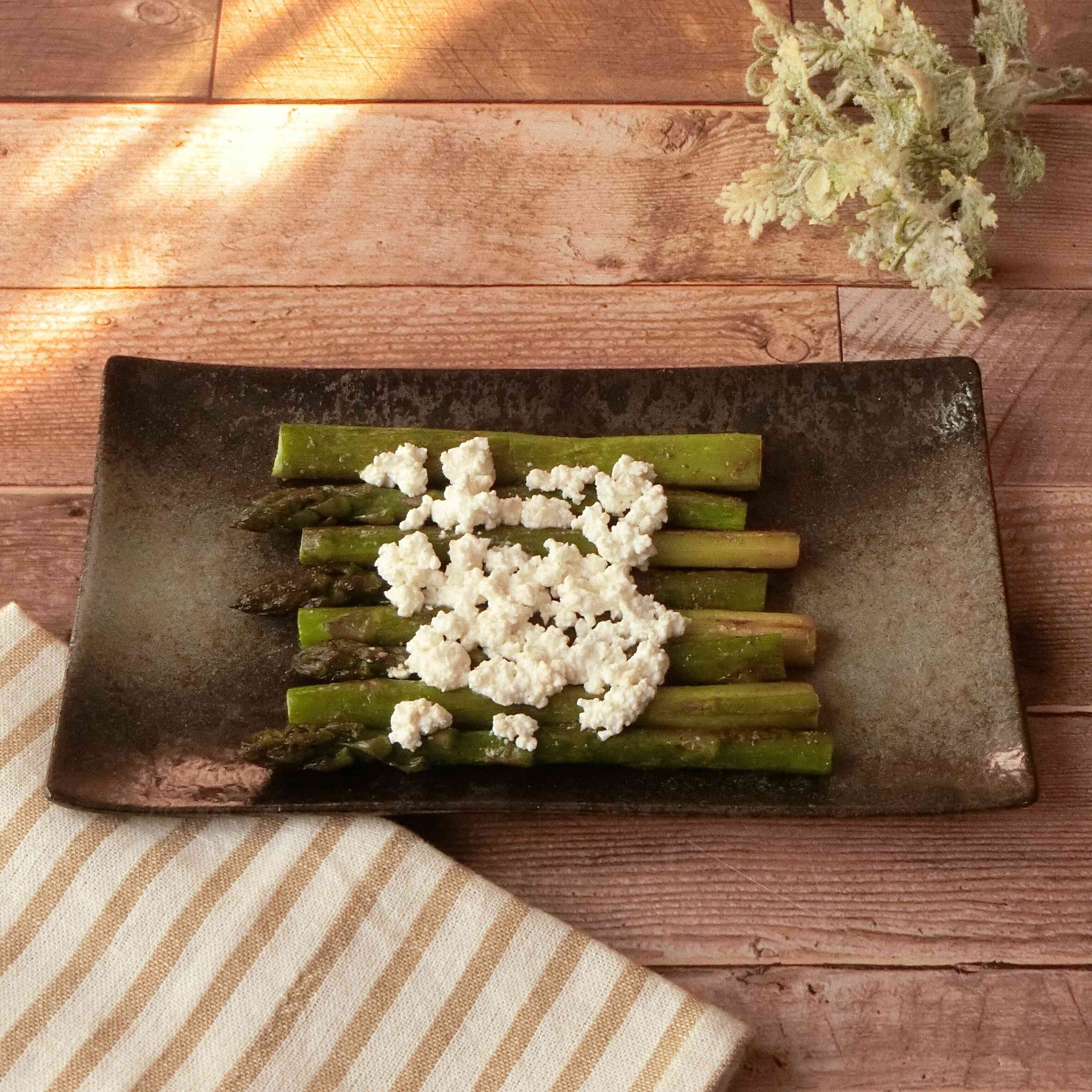 アスパラガーリックオカッテージチーズ乗せ