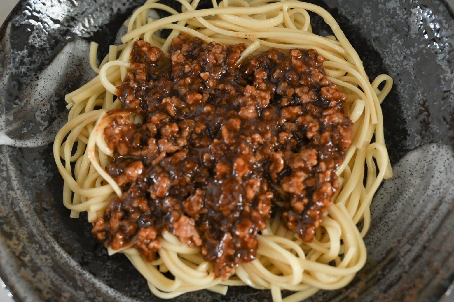 皿にのった麺と肉だれ