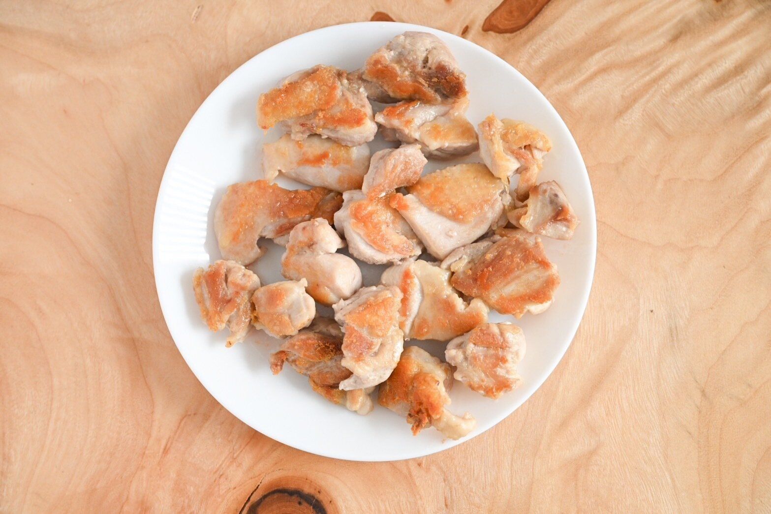 皿にのった加熱した鶏もも肉