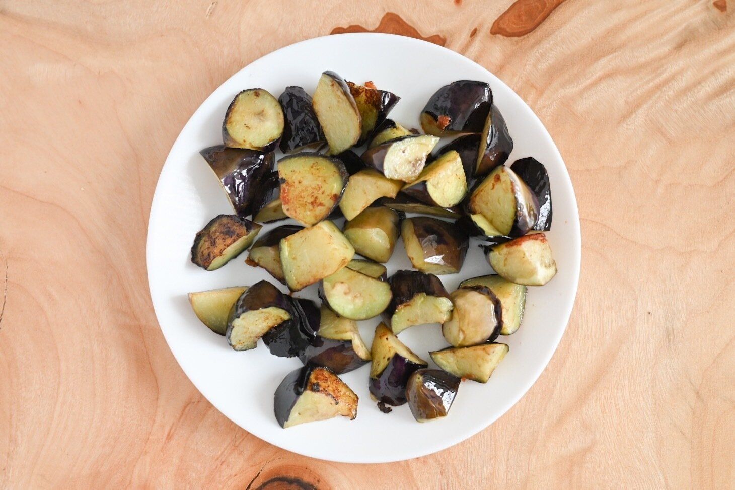 皿にのった加熱したなす