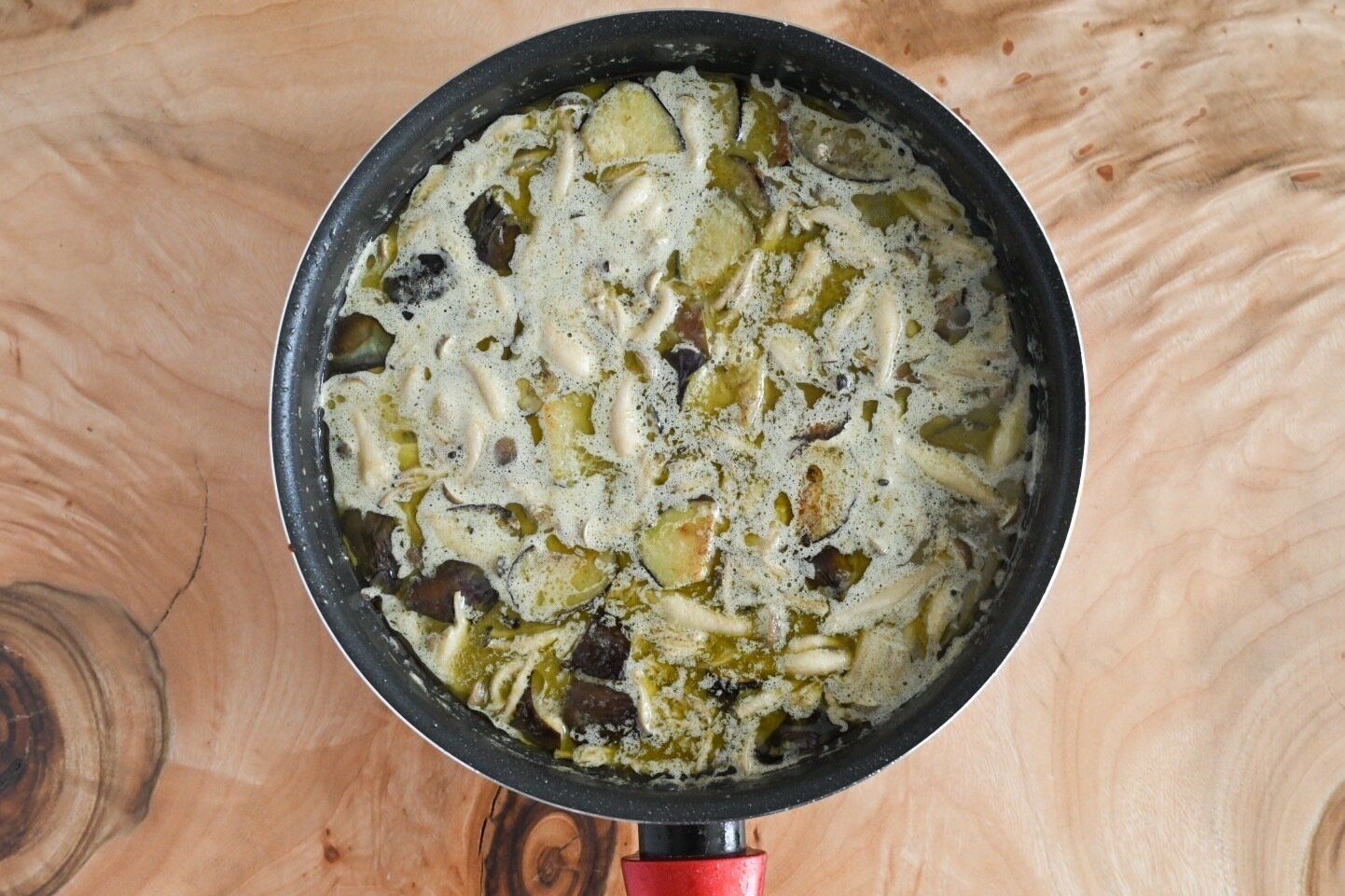 フライパンに入ったピーマンを入れる前のグリーンカレー