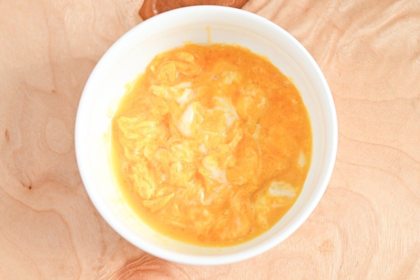 皿に入った加熱した卵