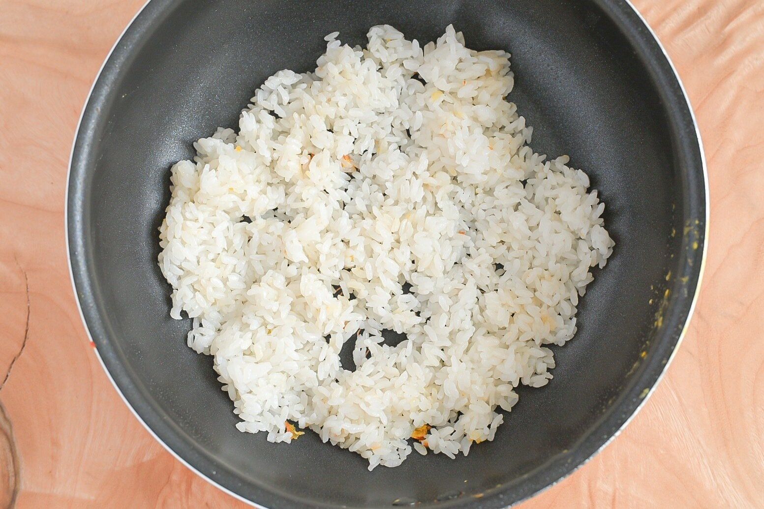 フライパンに入ったごはん