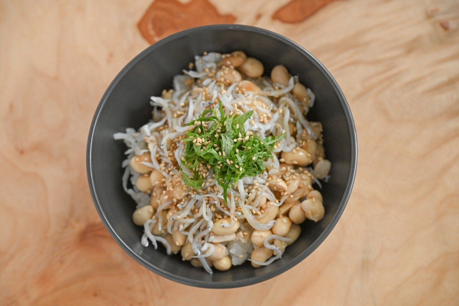 しらすと大葉がのった納豆ごはん