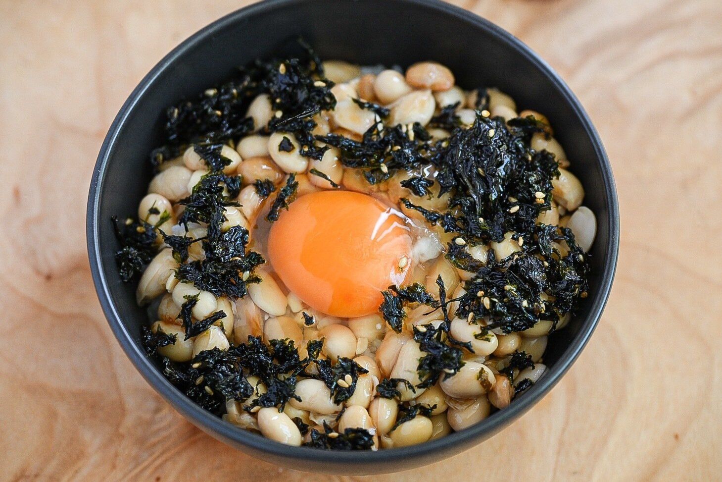 韓国のりと卵が入った納豆ごはん