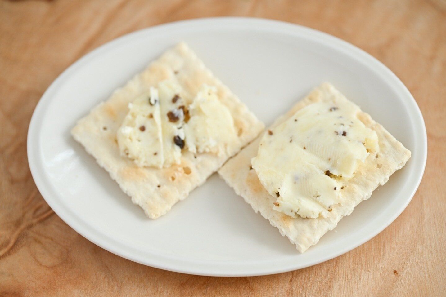 クラッカーにのせた白トリュフバター