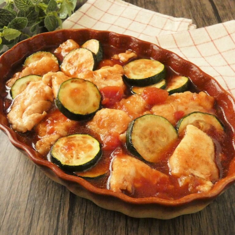 トマト缶を使うと簡単！パパッとつくれてボリュームたっぷり「鶏肉とズッキーニのトマト南蛮漬け」