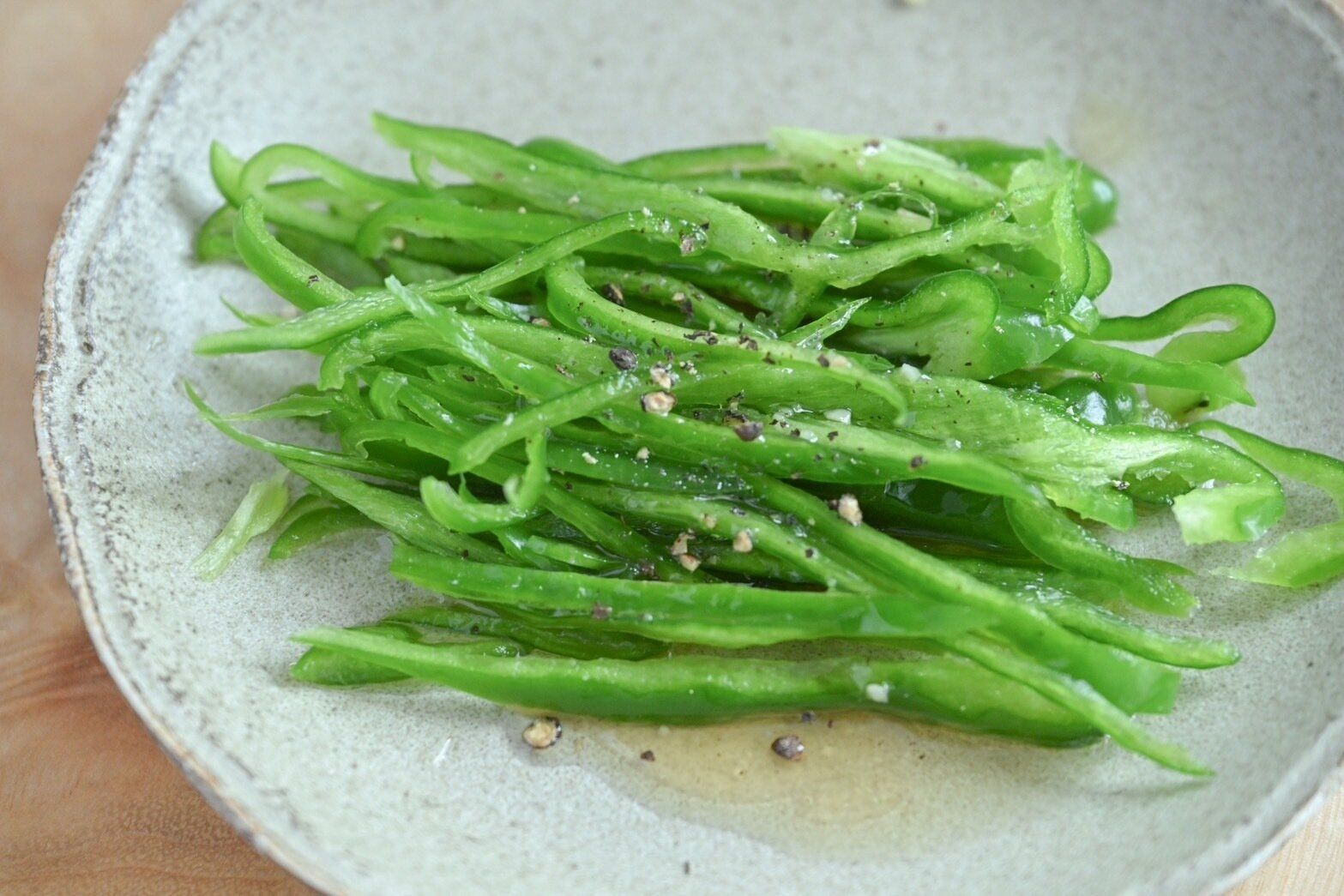 皿にのった塩だれピーマン