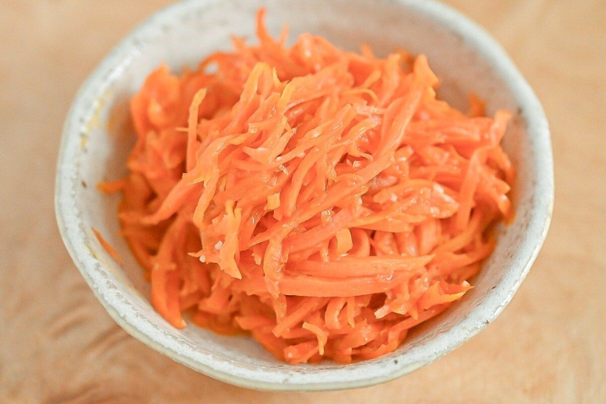皿にもらえれたにんじんの塩だれ炒め
