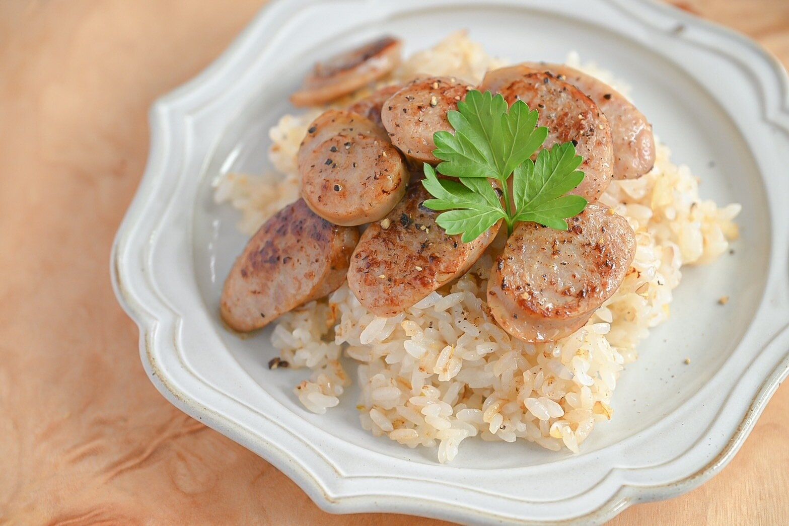 白い皿に盛られたレモンガーリックソーセージごはん