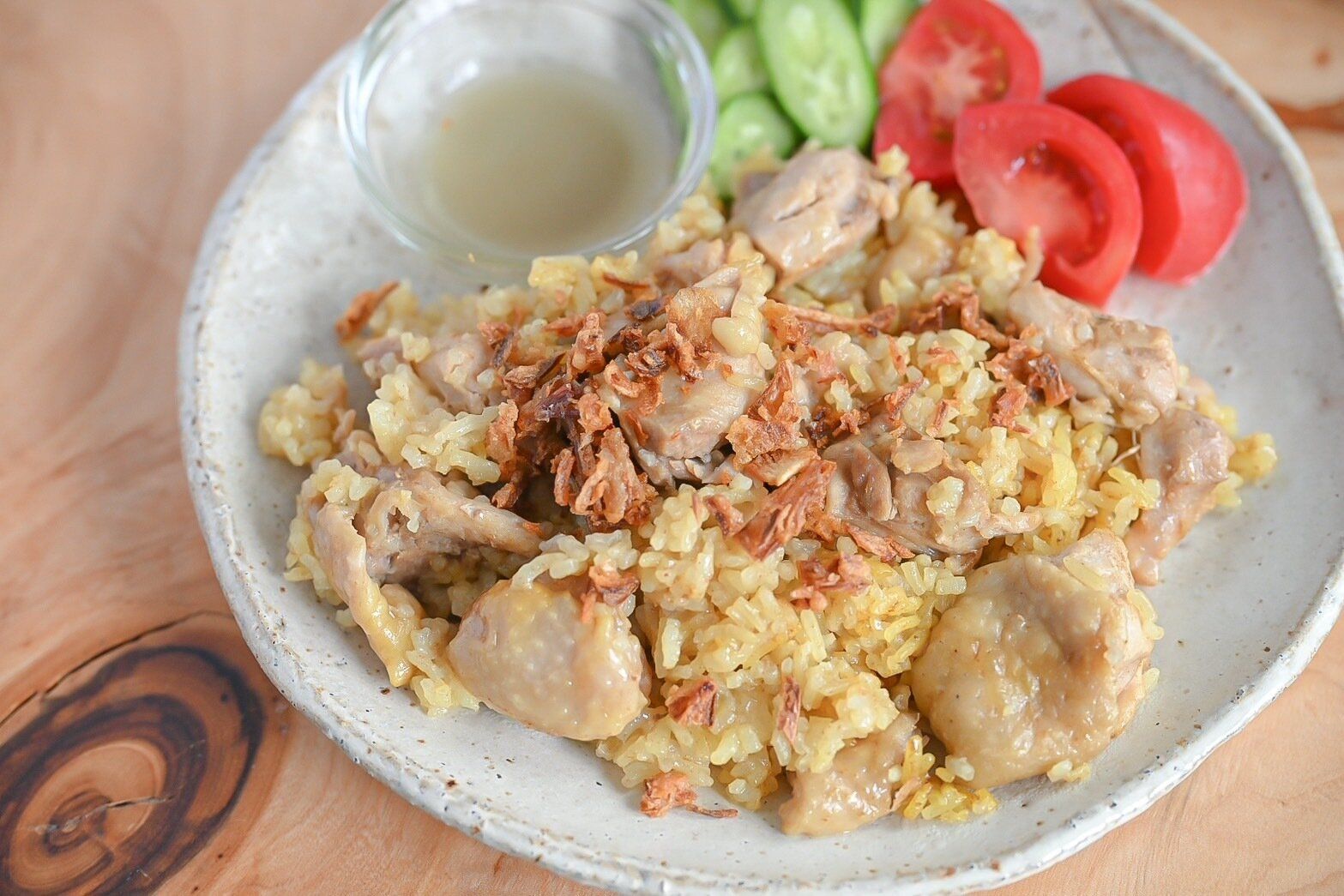 皿に盛られた完成したカオマックガイ