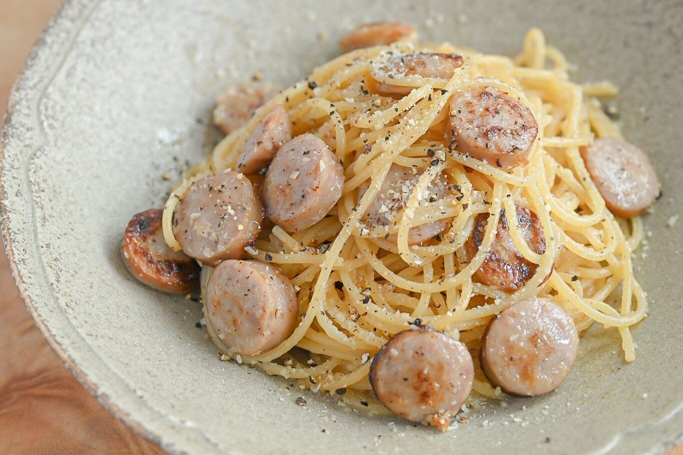 器に盛られたソーセージレモンバターパスタ