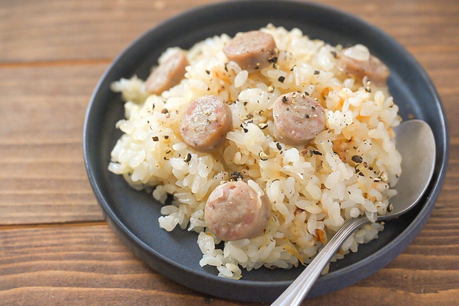 皿に盛られたソーセージ炊き込みごはん