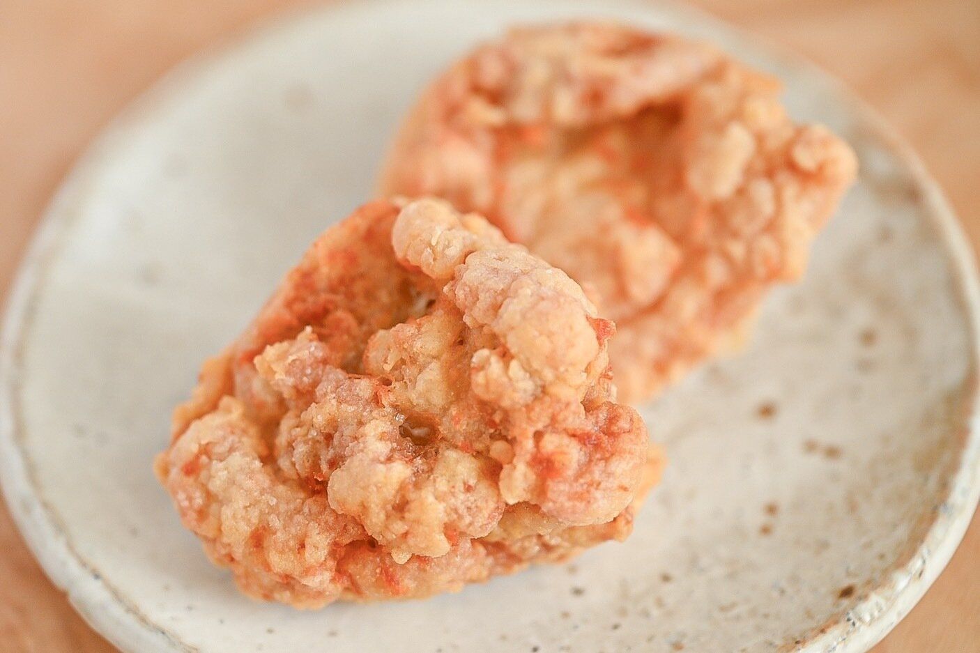 皿にのったタイ唐揚げ