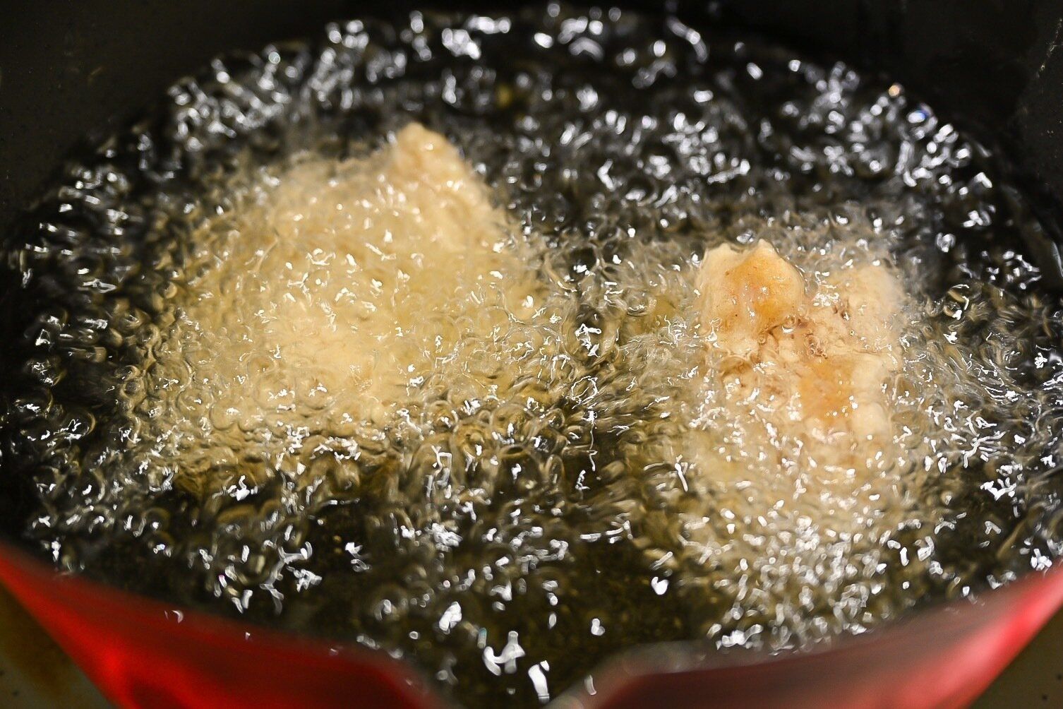 油に入った鶏もも肉