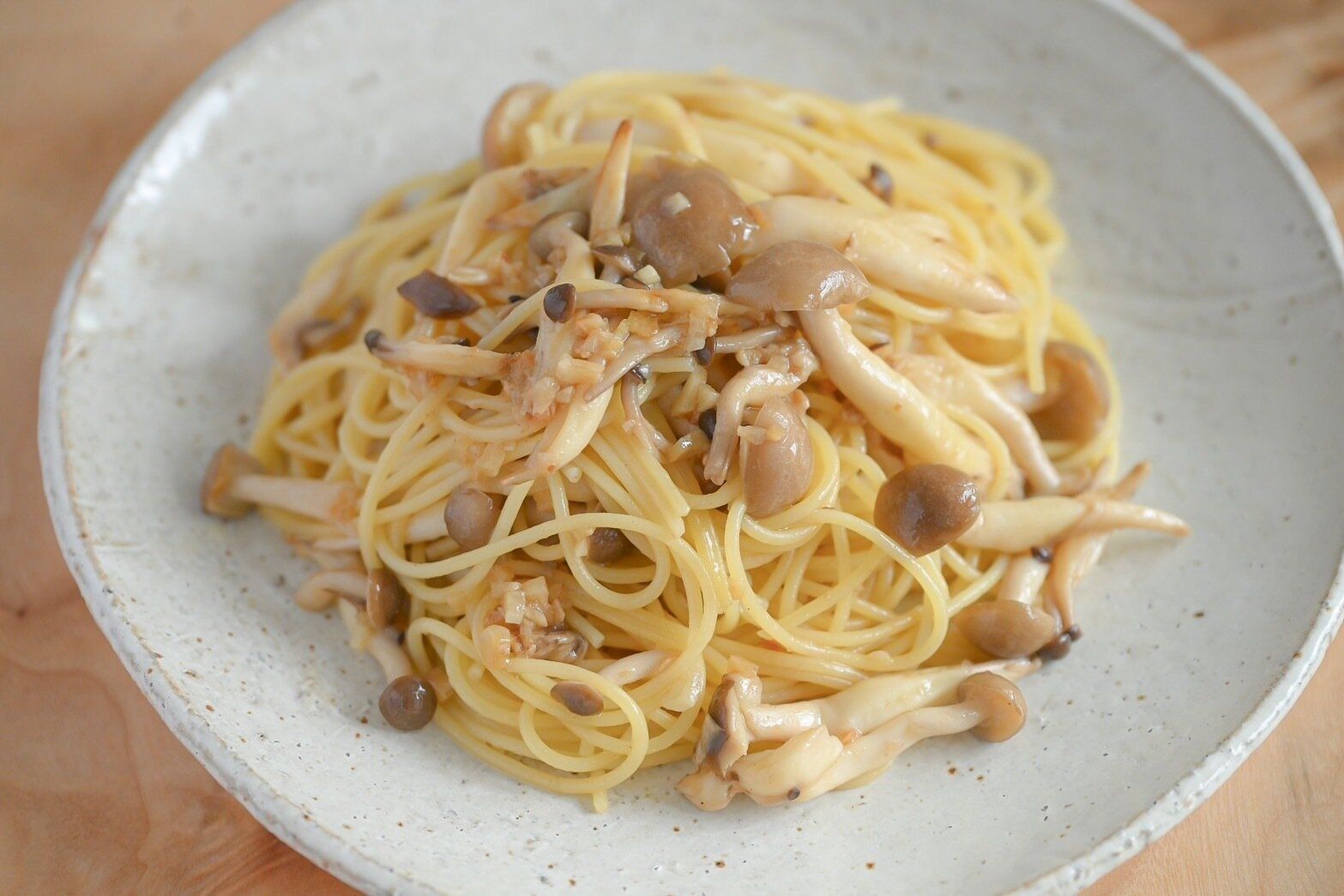 皿に盛皿れたからすみパスタ