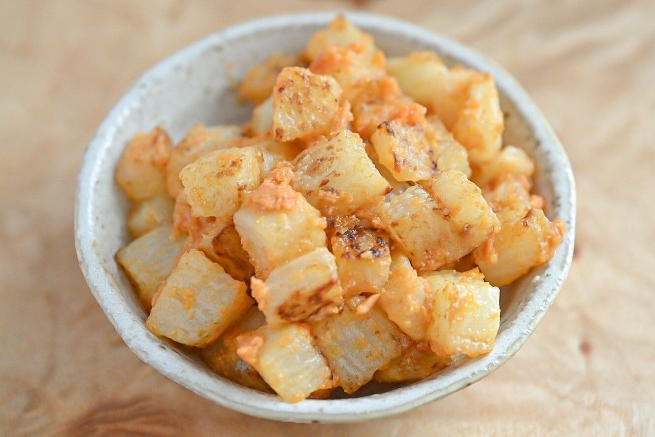 白い皿に盛られたながいもバターさけめんたい