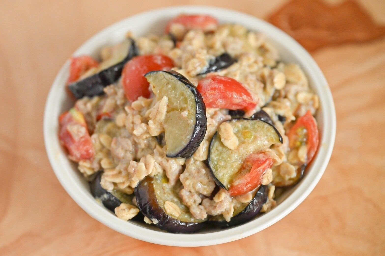 白い器に入ったグリーンカレーのオートミールリゾット