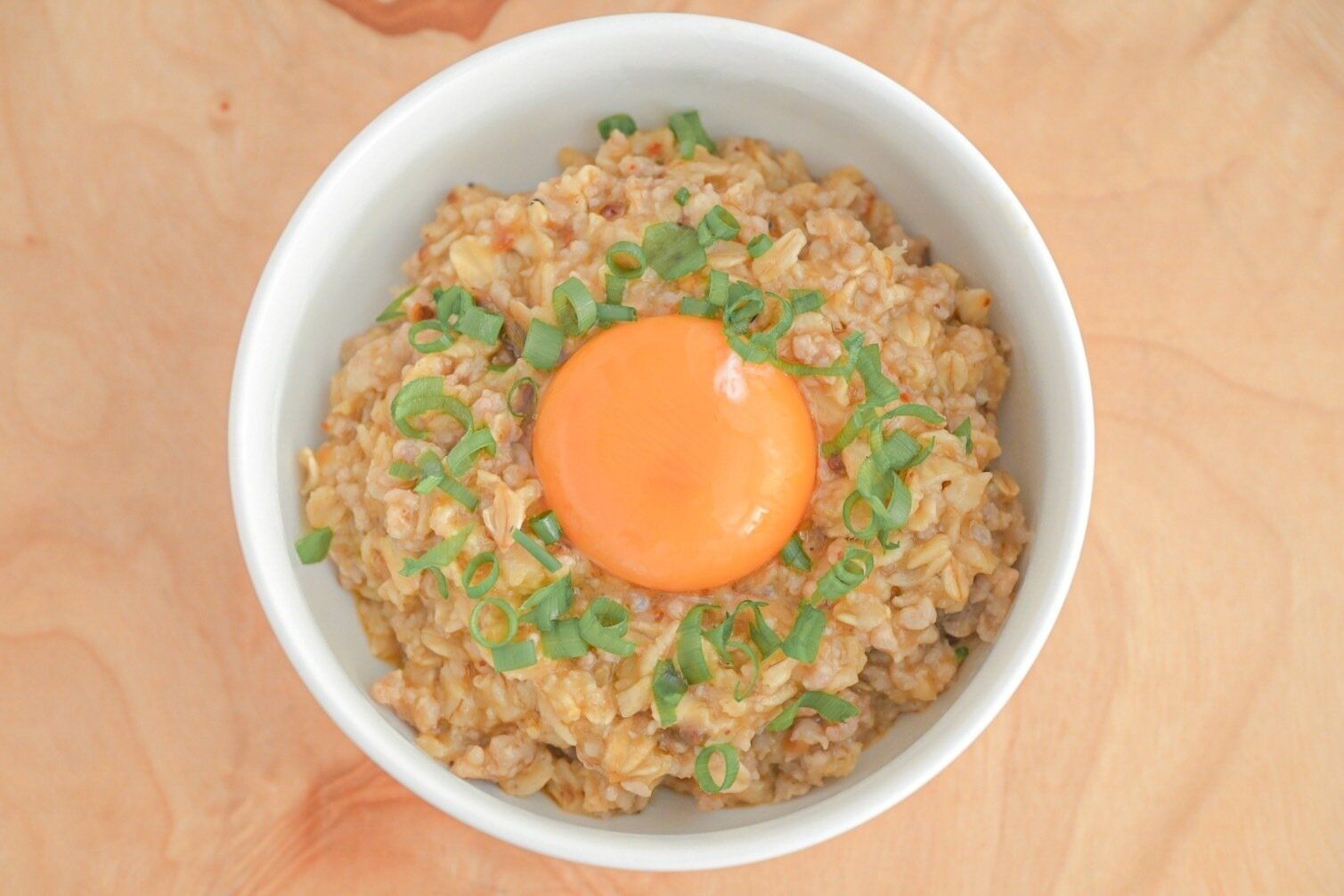 白い器に入ったオートミールリゾット