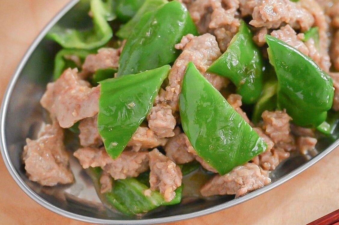 皿に盛られた豚肉とピーマンのみそ炒め