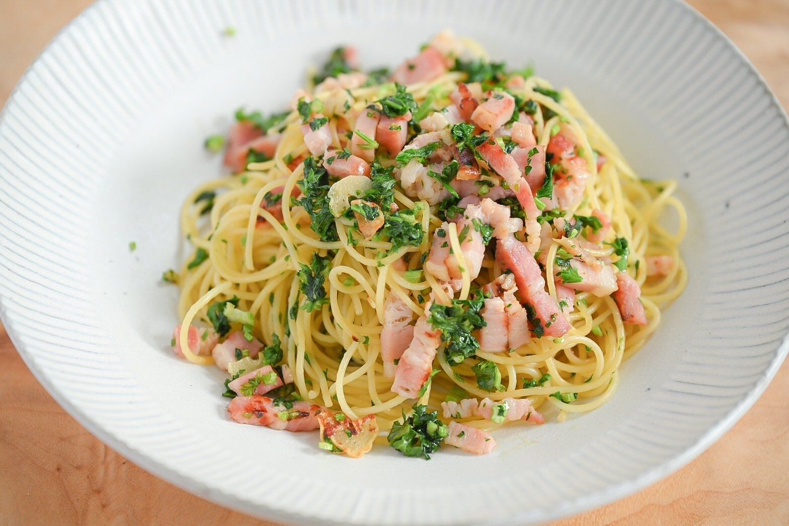 皿に盛られたパセリのパスタ