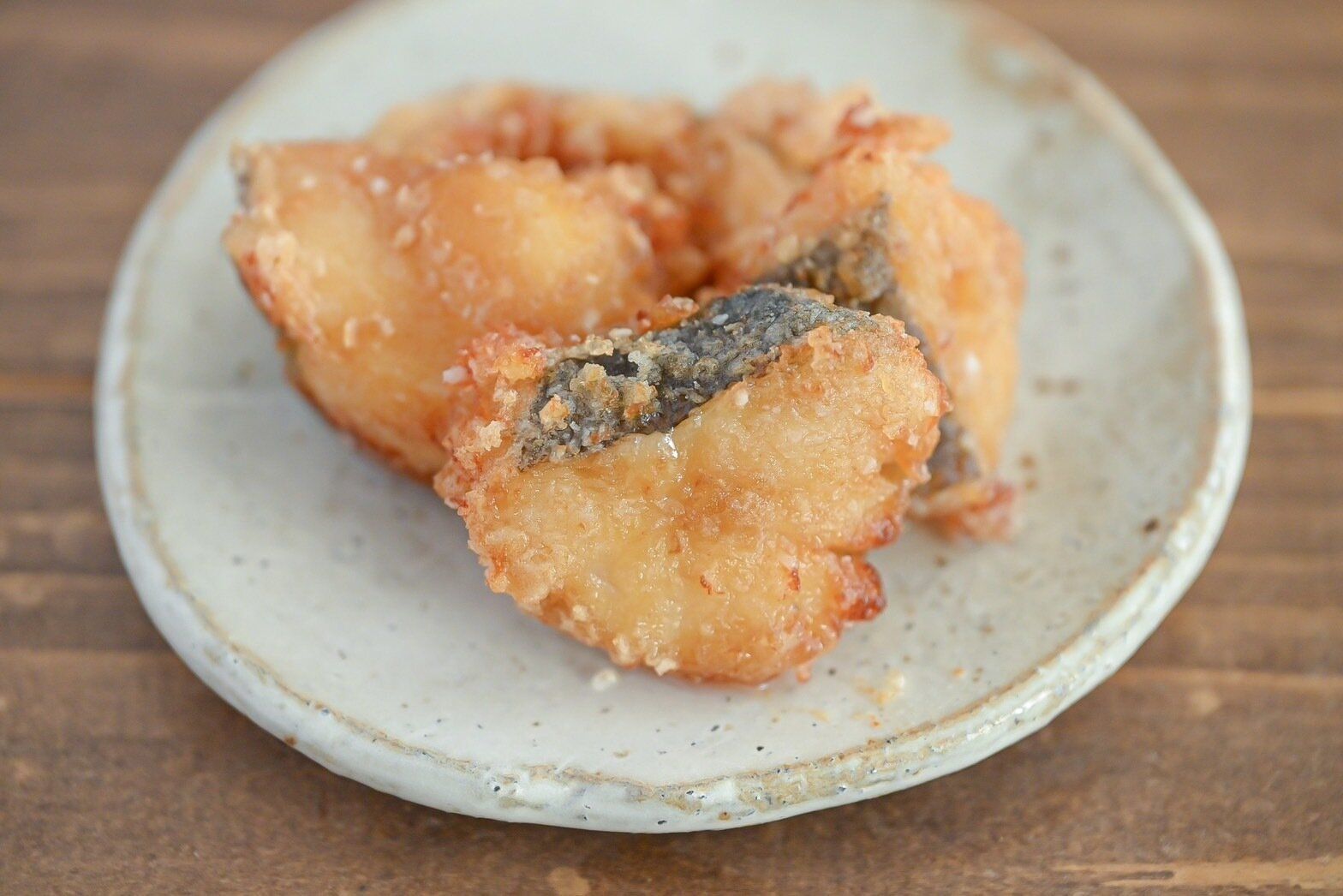 皿に盛られたたらの唐揚げ