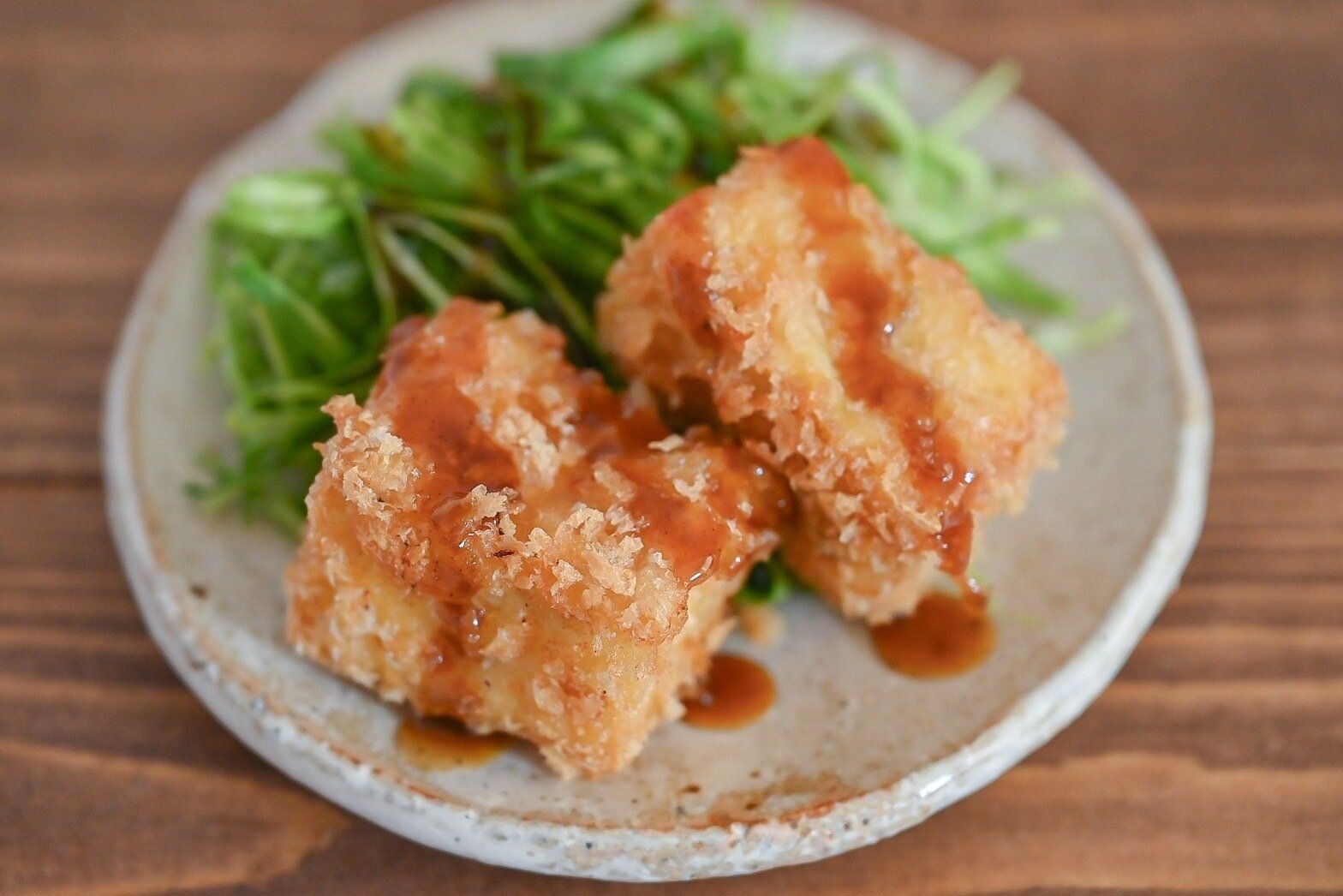 皿に盛られた厚揚げカツ