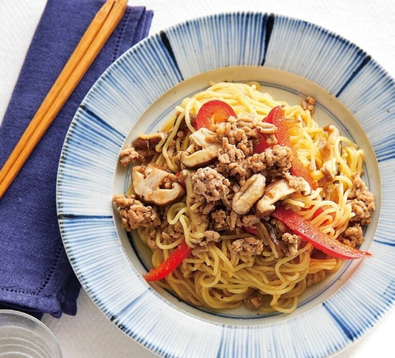 チャチャッと10分で完成！ソーセージと小松菜のバターじょうゆ炒飯＆ひき肉とパプリカのしょうゆ焼きそば