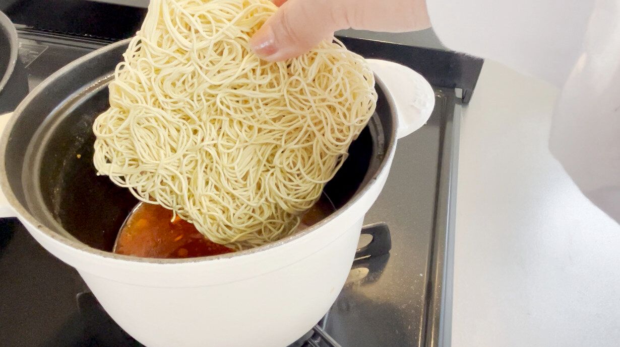 インスタント麺を入れる