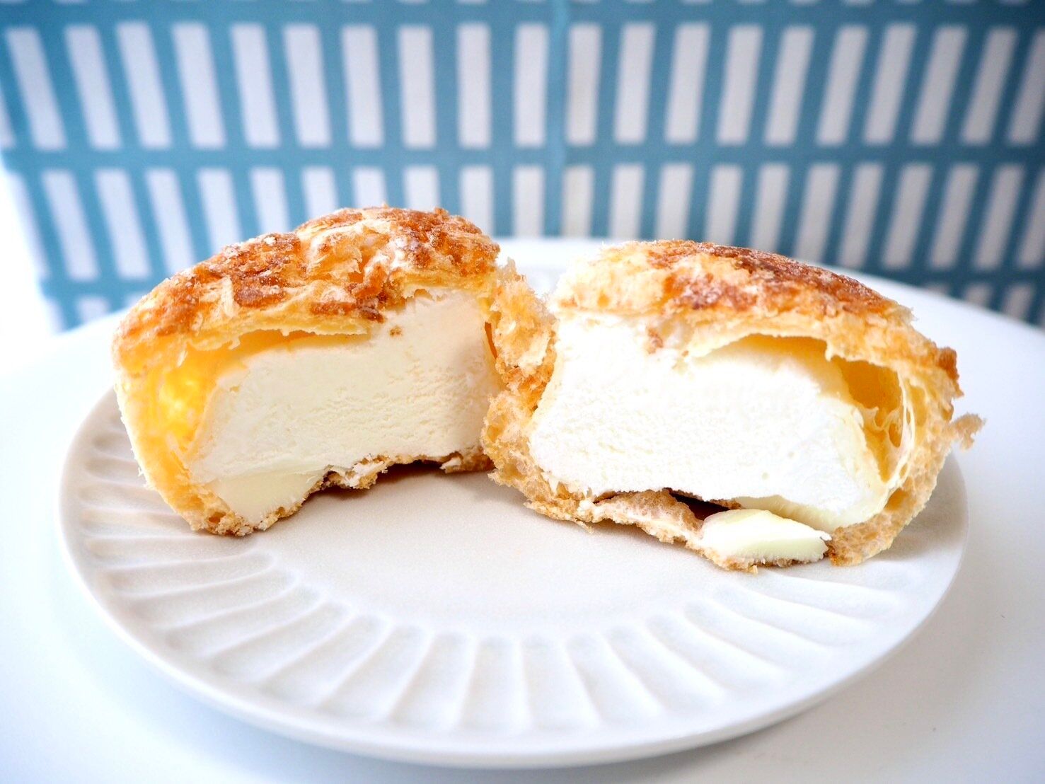 シャトレーゼ「DESSERTクッキーシューアイス ホワイトチョコミント」断面写真