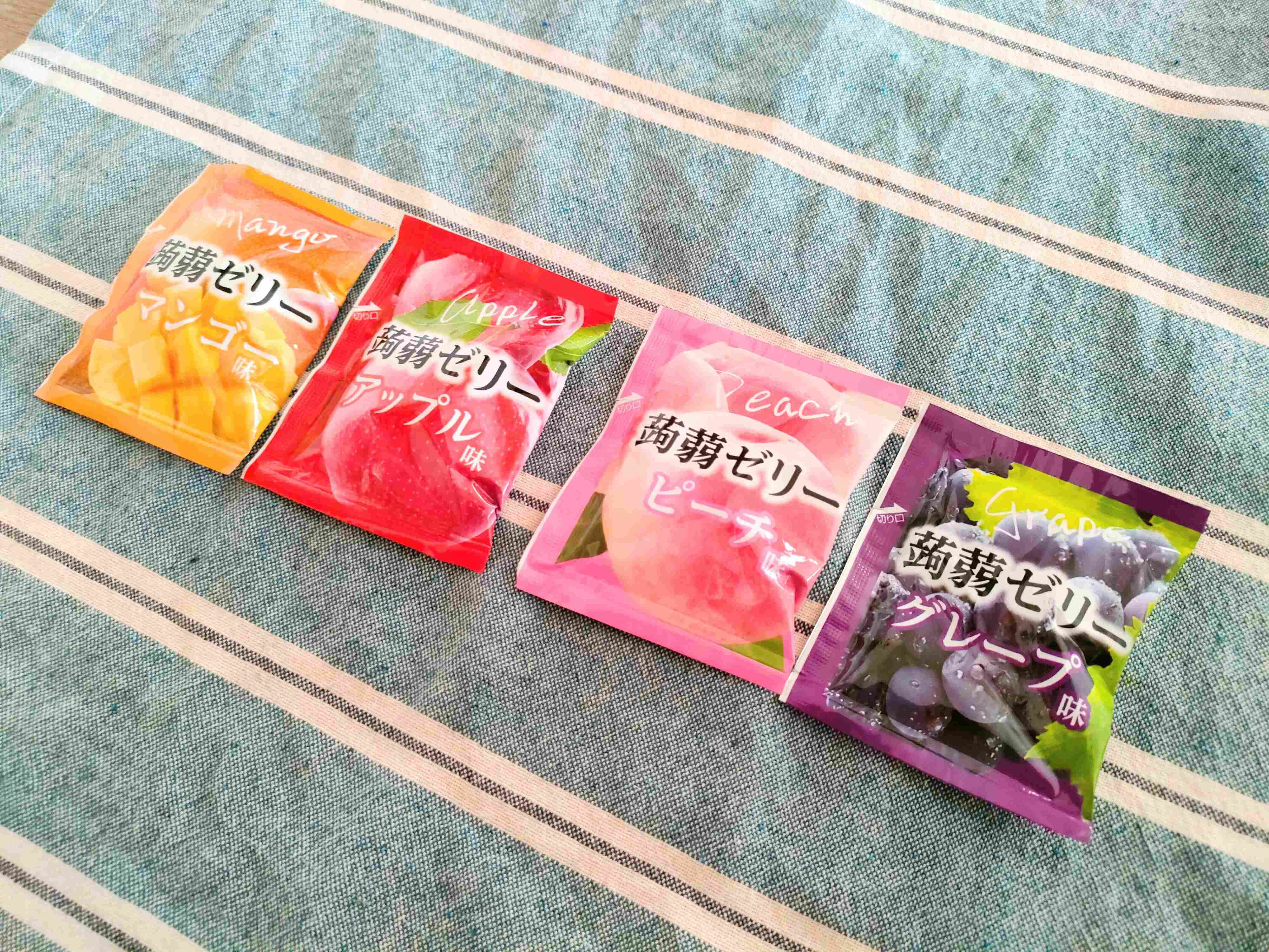 マンゴー、アップル、ピーチ、グレープの4種類のこんにゃくゼリーが入っている
