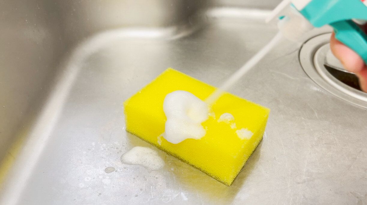 スポンジに泡ハイターをかける