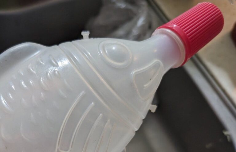 息子の壊れた水筒代わりに用意したのは「特大のしょうゆさし」!?目を疑うデザインに、8.2万件のいいねと「二度見しました」の声