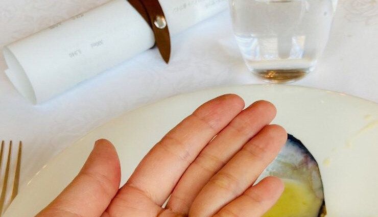 誕生日ランチを食べていた妻の口から真珠が出てきた「そんなこと本当にあるの？」まさかの大当たりに夫婦で爆笑