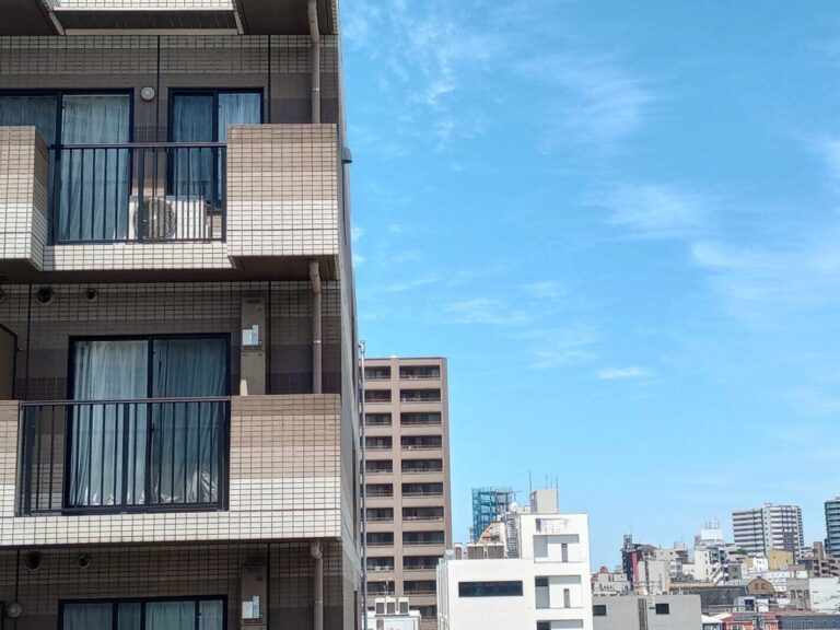 もしかして晴れの日にやっていない⁉窓ガラス掃除に最適な天気を気象予報士が解説